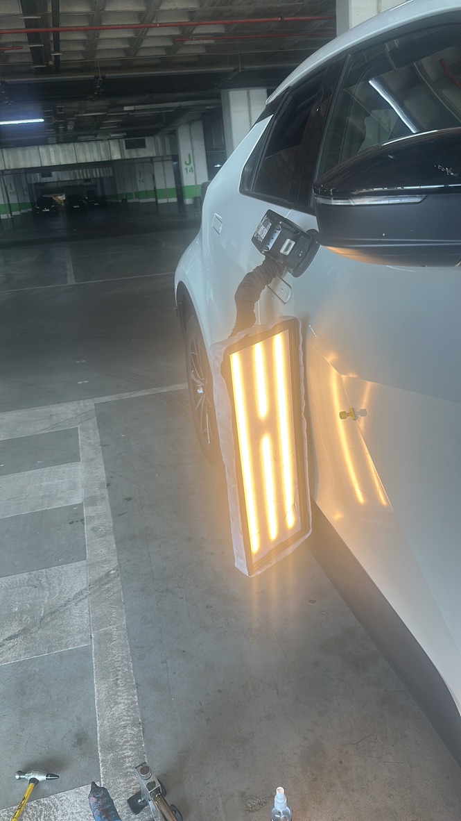 Varillero reparando una puerta con lámpara de líneas